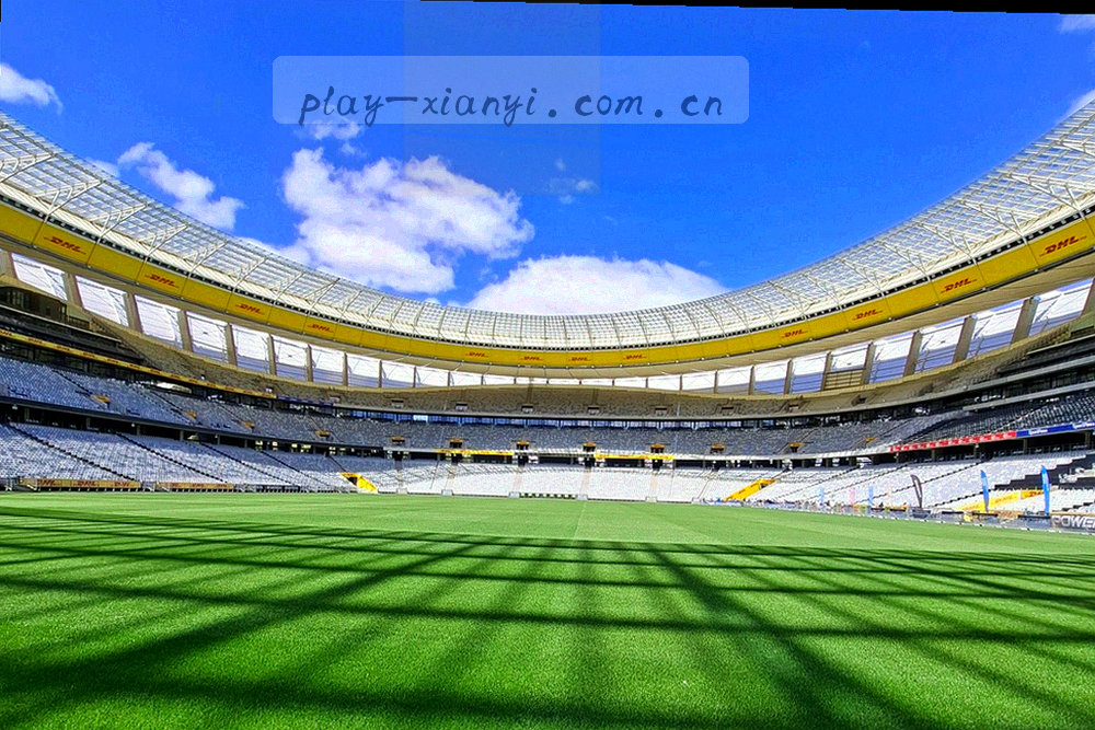 俯拍的一排整齐牌墙，末端放着一枚骰子